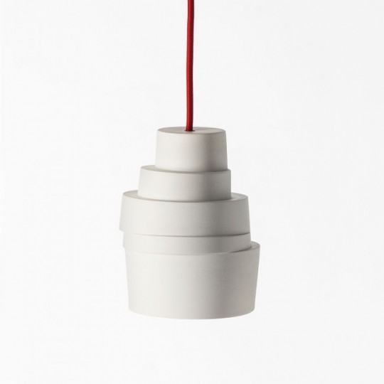 Stacked-Lamp-lampe-en-porcelaine-design-avec-un-fil-rouge-540x540