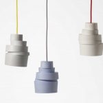 Stacked-Lampe-Suspension-design-en-porcelaine-avec-un-fil-de-couleur-540x394