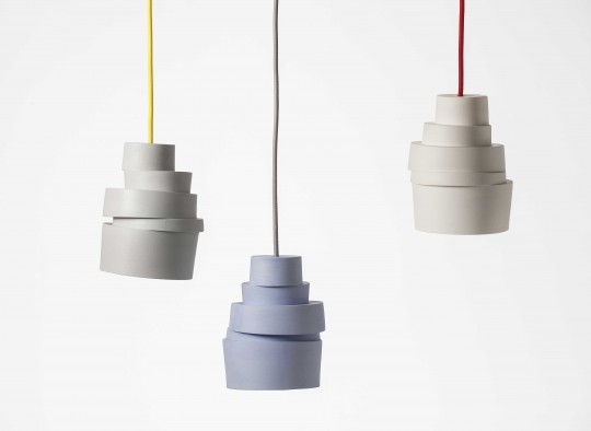 Stacked-Lampe-Suspension-design-en-porcelaine-avec-un-fil-de-couleur-540x394