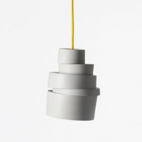 Stacked-lamp-Suspension-en-porcelaine-grise-avec-un-fil-jaune-540x540