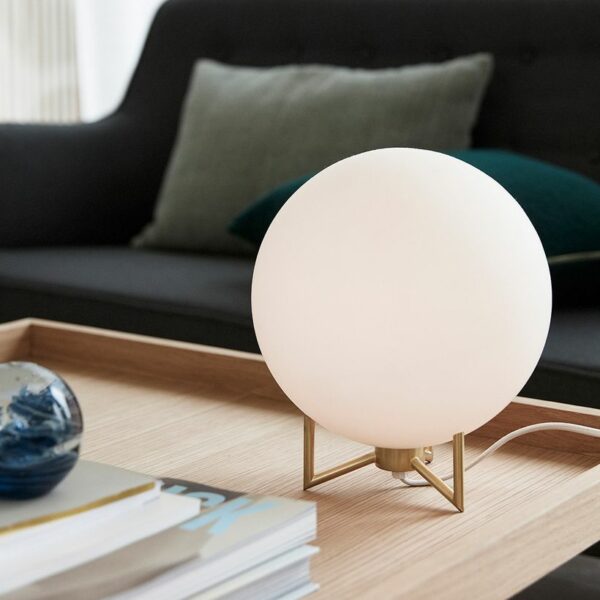 Lampe en verre blanc socle métal doré Hübsch